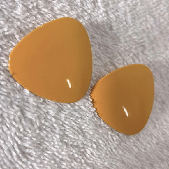 Vintage  Yellow Painted Metal Rounded Triangle Clip On Earrings - Picture 4 of 6